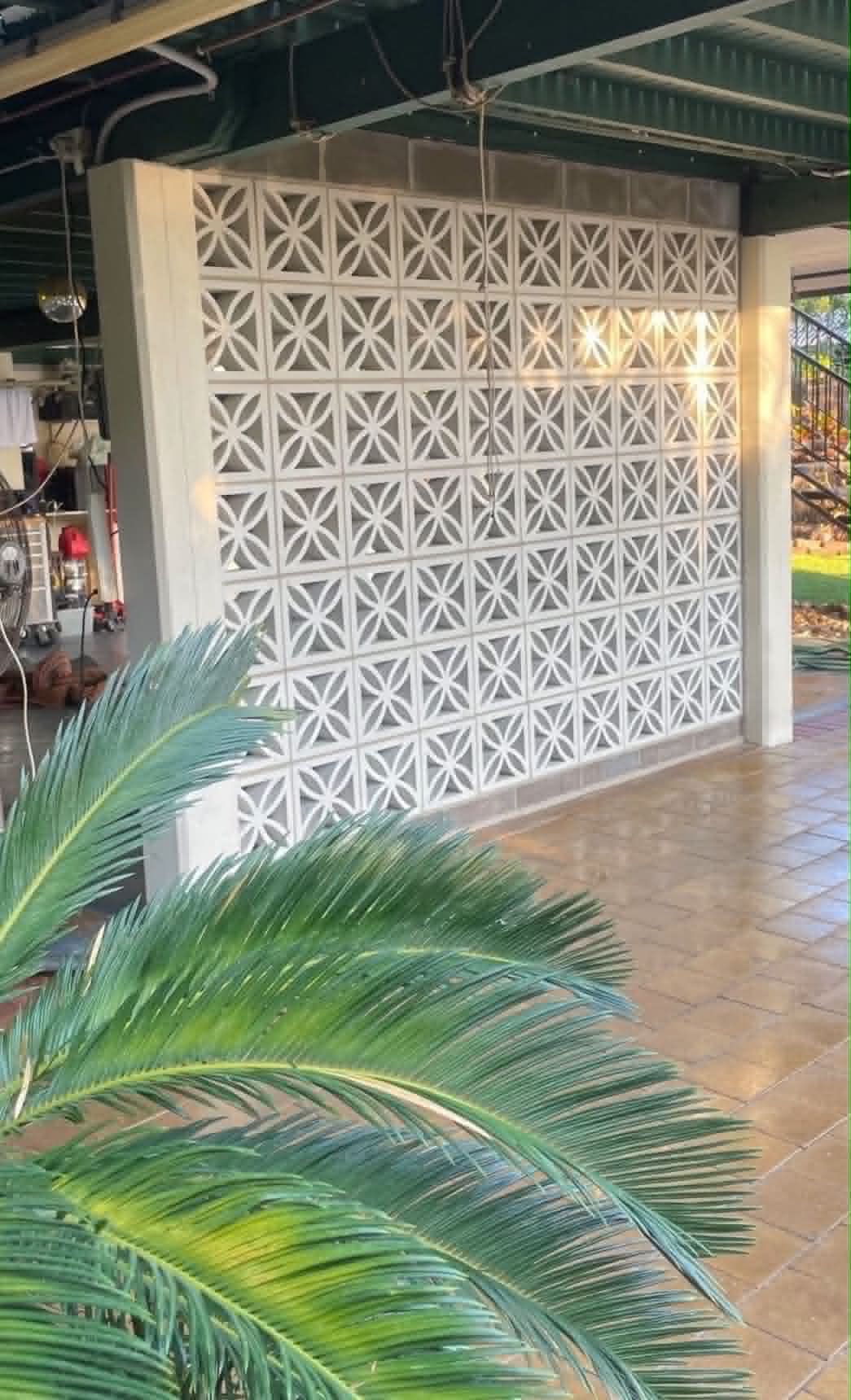 Breeze-block screen wall. Circular pattern · feature screen
