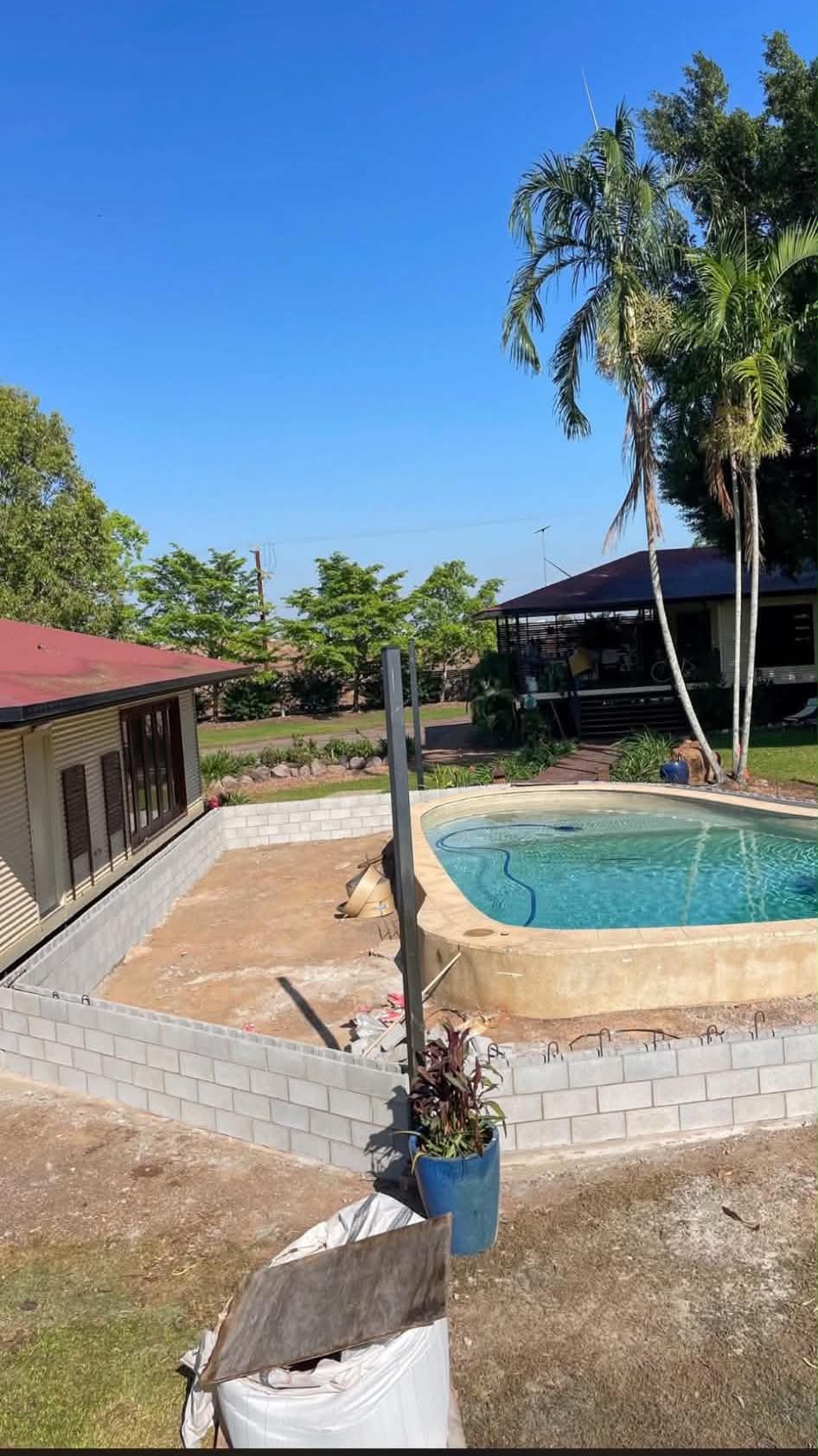 Block pool surround. Besser-block retaining · tropical yard